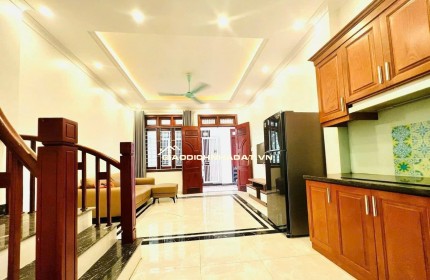 Chính Chủ Bán NR 5 tầng  Tư Đình, Phường Long Biên , 1 nhà oto tránh đỗ ngày đêm, gần cầu Trần Hưng Đạo, giá trị tăng cao.