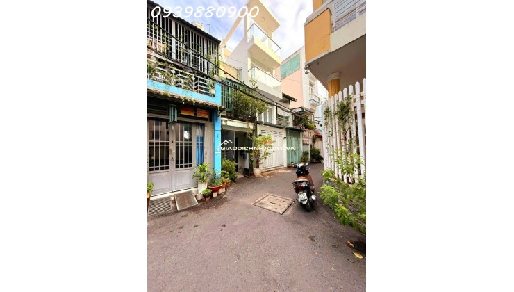 Oto ngủ trước cửa, hẻm 1 trục thông Hoàng Hoa Thám -> Nơ Trang Long.
