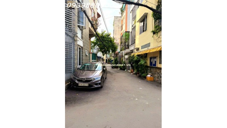 Oto ngủ trước cửa, hẻm 1 trục thông Hoàng Hoa Thám -> Nơ Trang Long.