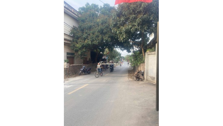 mặt đường liên xã tại Phụng châu 
71,5m đã trừ lưu không 
măt tiền đẹp xe ô tô qua quá là hợp lý .liên hệ em : 0982772877