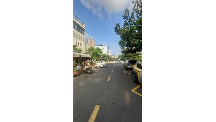 CẦN TIỀN BÁN GẤP NHÀ MT BA ĐÌNH, P8, Q8, VIEW SÔNG, DT: 40M2(4 X 10M) CHỈ 5.2 TỶ