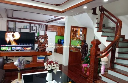 BÁN NHÀ PHỐ LỤA – 70M² – 5 TẦNG – MẶT TIỀN 6M – GIÁ 17.X TỶ MẶT NGÕ THÔNG – KINH DOANH – Ô TÔ TRÁNH   MÔ TẢ CHI TIẾT: ✅️Vị trí đẹp, nằm trên mặt ngõ rộng, ô tô tránh nhau thoải mái, kinh doanh sầm uất. ✅️Gần chợ hoa, chợ đồ cổ Vạn Phúc, tiện ích đầy đủ ✅️