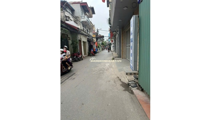 Chủ nhà cần tiền nên mới bán gấp nhà mặt đường Đông Mỹ- Thanh Trì, mt rộng, kinh doanh đỉnh.

