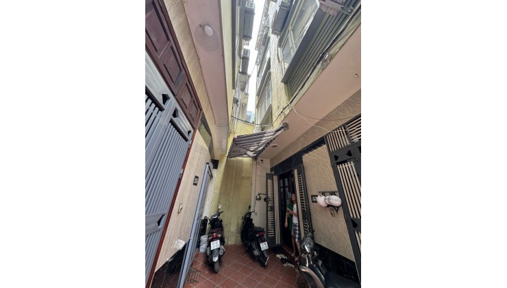 Bán nhà phố Nguyễn Chính - Hoàng Mai, DT 33m x 5 tầng, ngõ rộng, chỉ vài bước ra ô tô