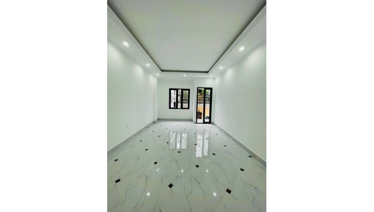 Bán nhà Hoàng Liệt - Hoàng Mai, DT 50m x 5 tầng. Ô tô đỗ cửa, thang máy, view hồ