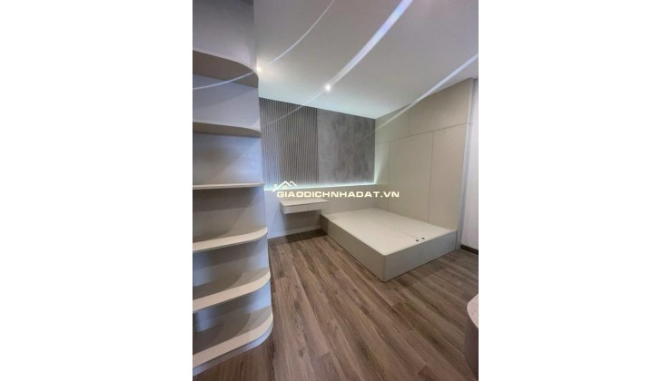 Bán nhà ngõ 135 phố Bồ Đề 60m, thang máy, ô tô vào nhà.