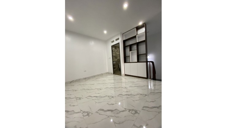 Bán nhà Hoàng Liệt - Hoàng Mai, DT 50m x 5 tầng. Ô tô đỗ cửa, thang máy, view hồ