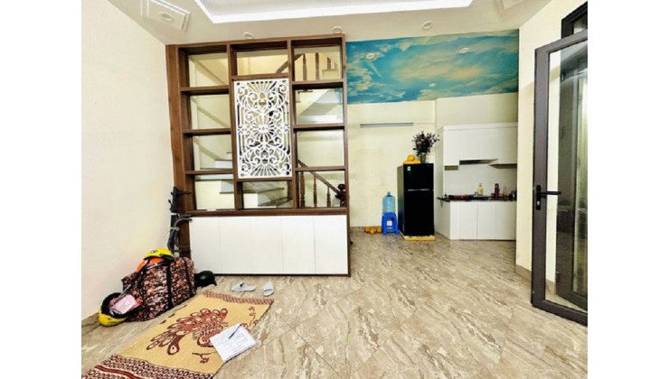 Bán nhà phố Nam Dư - Lĩnh Nam. DT 30m x 5 tầng. Ngõ rộng, ô tô đỗ cổng, sân riêng để xe