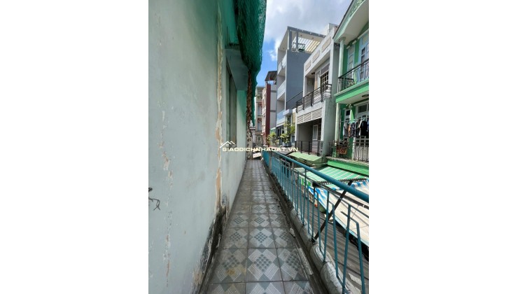 Căn góc 02 mặt tiền Hoàng Diệu 

cách mặt tiền 30 m 

NGANG 4.5 DÀI XX CÓ 4 TỶ