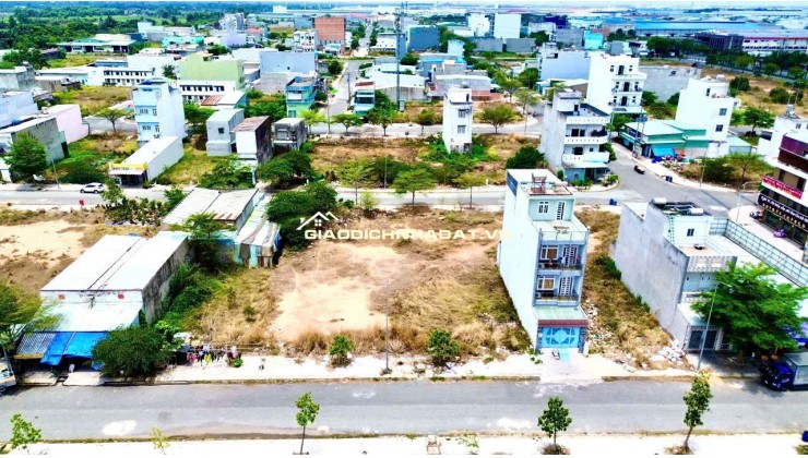 BÁN ĐẤT 105m² – GIÁ 1 TỶ 815 TRIỆU – NẰM TRƯỚC TRUNG TÂM THƯƠNG MẠI, TRƯỜNG HỌC, BỆNH VIỆN QUỐC TẾ!
