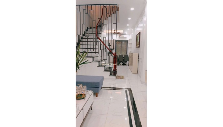 BÁN NHÀ NGỌC LÂM, LONG BIÊN, GẦN BẾN XE, TRƯỜNG HỌC, CHỢ, NHÀ PHÂN LÔ, Ô TÔ TRÁNH, FULL NỘI THẤT.