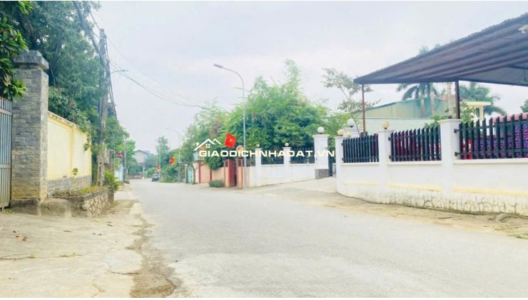 Bán đất tặng nhà tại Đông Yên. 165m full thổ cư