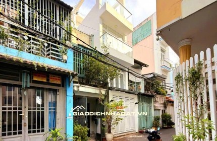 Oto ngủ trước cửa, hẻm 1 trục thông Hoàng Hoa Thám -> Nơ Trang Long.