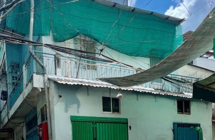 Căn góc 02 mặt tiền Hoàng Diệu 

cách mặt tiền 30 m 

NGANG 4.5 DÀI XX CÓ 4 TỶ