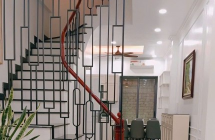 BÁN NHÀ NGỌC LÂM, LONG BIÊN, GẦN BẾN XE, TRƯỜNG HỌC, CHỢ, NHÀ PHÂN LÔ, Ô TÔ TRÁNH, FULL NỘI THẤT.