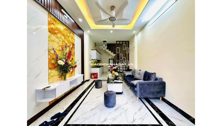 Cần Bán Nhà 4 Tầng Hoàng Cầu - 51m2, Ô Tô Đỗ Cửa, Kinh Doanh Sầm Uất - Giá Chỉ 11.5 Tỷ