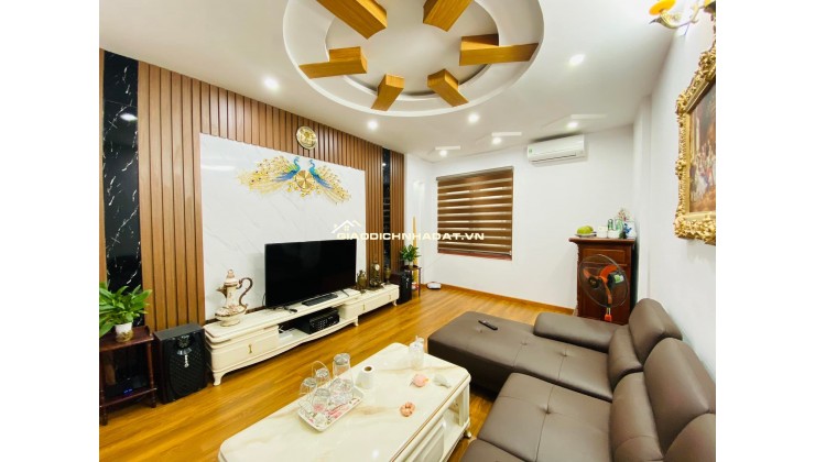 Căn nhà cuối cùng tại Tư Đình, ngay đường dẫn cầu TRần Hưng Đạo 57m2 x 3 tầng Giá 7,7 tỷ.