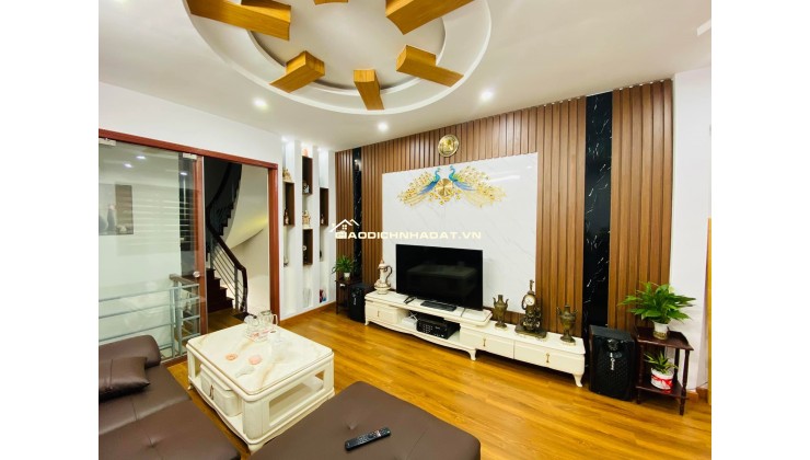 Căn nhà cuối cùng tại Tư Đình, ngay đường dẫn cầu TRần Hưng Đạo 57m2 x 3 tầng Giá 7,7 tỷ.