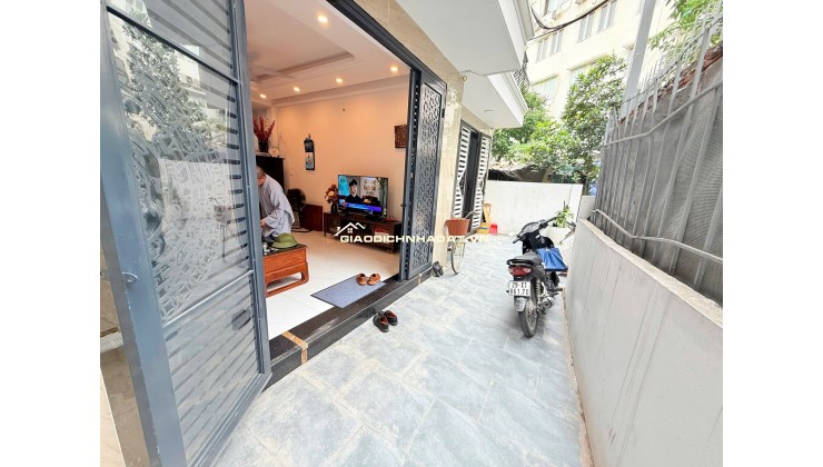 Nhà đẹp Lĩnh Nam 40m2 x 5 tầng, full nội thất. Cực gần phố, giá hợp lý, vào ở ngay