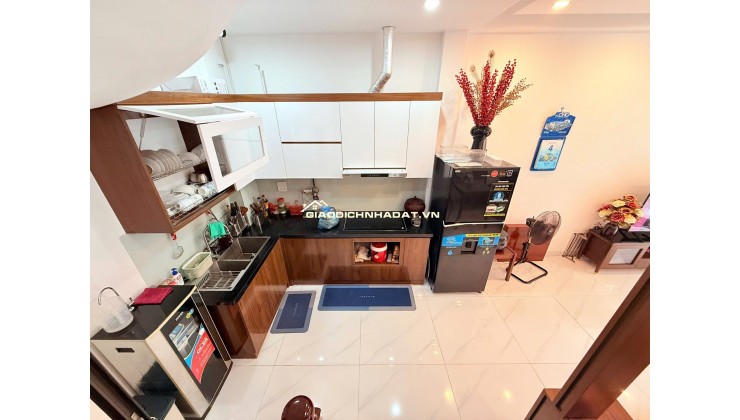 Nhà đẹp Lĩnh Nam 40m2 x 5 tầng, full nội thất. Cực gần phố, giá hợp lý, vào ở ngay