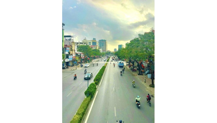 Bán Nhà Mặt Phố Nguyễn Văn Cừ 195m2, 5T, MT 8m, 2 Thoáng,  6X Tỷ Kinh Doanh Dòng Tiền, 2 Thoáng