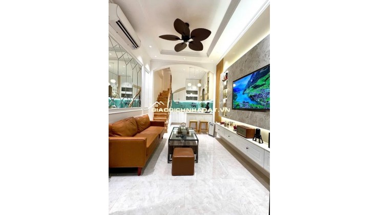 TRUNG TÂM QUẬN THANH XUÂN - HÀNG XÓM ROYAL CITY - GẦN PHỐ - 10M RA OTO - NGÕ ĐẸP - NHÀ ĐẸP LONG LANH