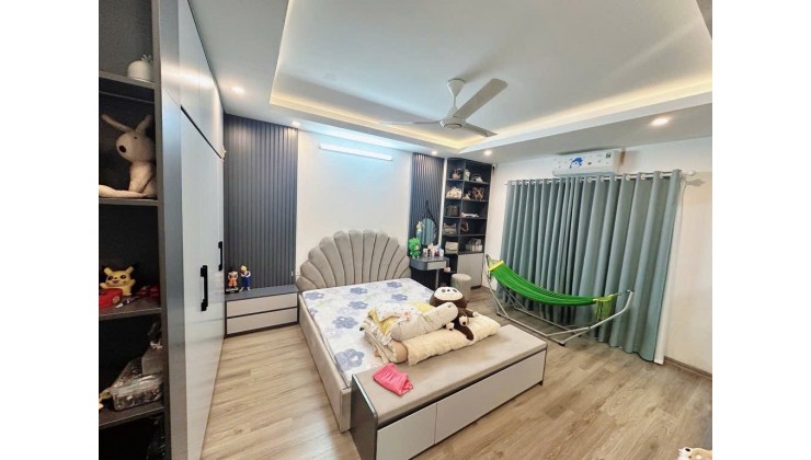 Nhà Lạc Long Quân! Diện tích 32m, 5 tầng, mặt tiền 5m!