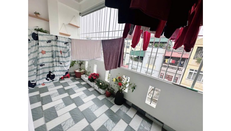 Nhà Lạc Long Quân! Diện tích 32m, 5 tầng, mặt tiền 5m!