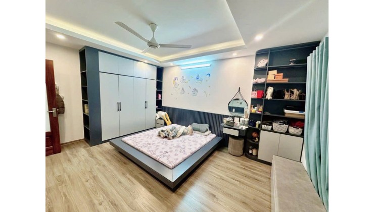 Nhà Lạc Long Quân! Diện tích 32m, 5 tầng, mặt tiền 5m!
