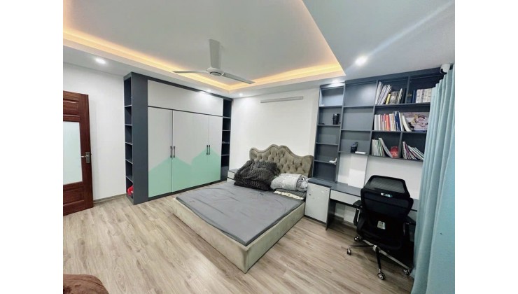 Nhà Lạc Long Quân! Diện tích 32m, 5 tầng, mặt tiền 5m!