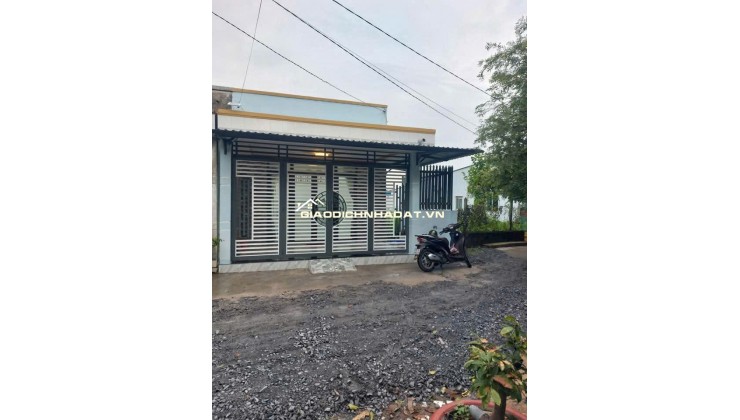 Bán nhà cấp 4 đẹp 252m2, 3PN, 1WC, mặt tiền rộng tại Tân Thông Hội
