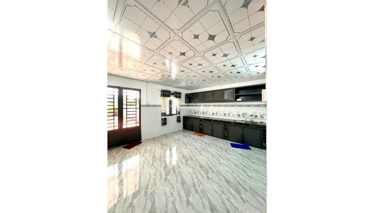 Bán nhà cấp 4 đẹp 252m2, 3PN, 1WC, mặt tiền rộng tại Tân Thông Hội