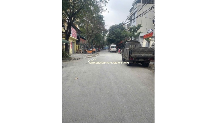 NHA DAN XAY- O TO DE NGAY DEM - GIAO THONG THUAN TIEN
