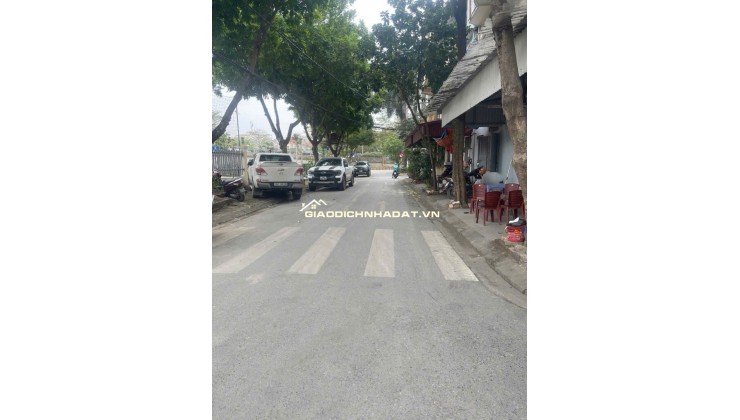 NHA DAN XAY- O TO DE NGAY DEM - GIAO THONG THUAN TIEN