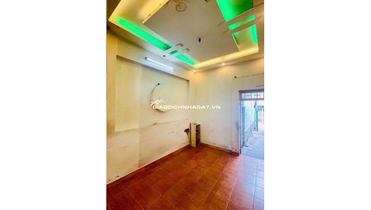 BÁN NHÀ HẺM XE HƠI THÔNG DTCN 40M2 4 TẦNG BTCT NHỈNH 5TỶ

 - Kết cấu: Trệt 3 lầu, gồm 4PN, 3wc, 2 sân thượng trước sau. Sàn BTCT

 - Hẻm xe hơi