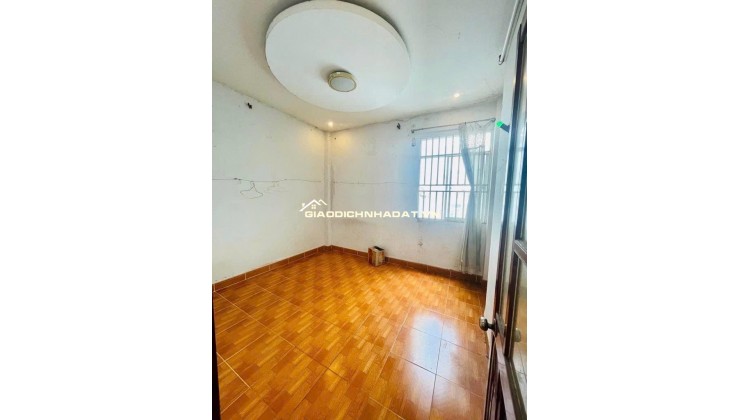 BÁN NHÀ HẺM XE HƠI THÔNG DTCN 40M2 4 TẦNG BTCT NHỈNH 5TỶ

 - Kết cấu: Trệt 3 lầu, gồm 4PN, 3wc, 2 sân thượng trước sau. Sàn BTCT

 - Hẻm xe hơi
