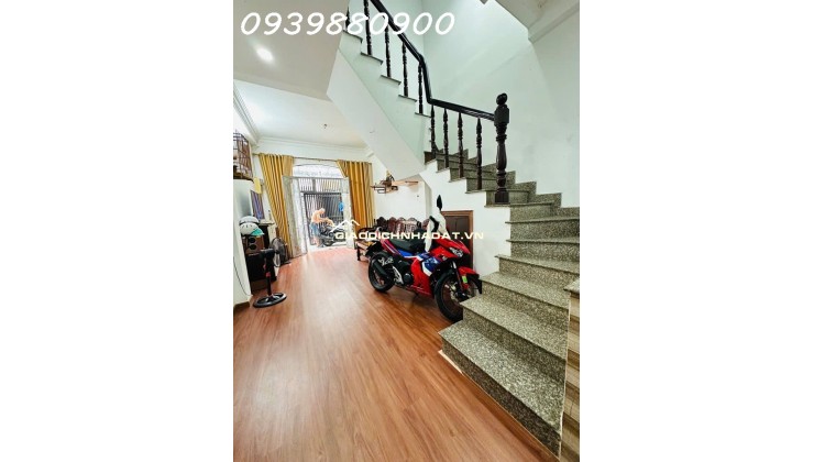 Phú Nhuận, sát mặt tiền - 40m2 - 6,45Tỷ TL