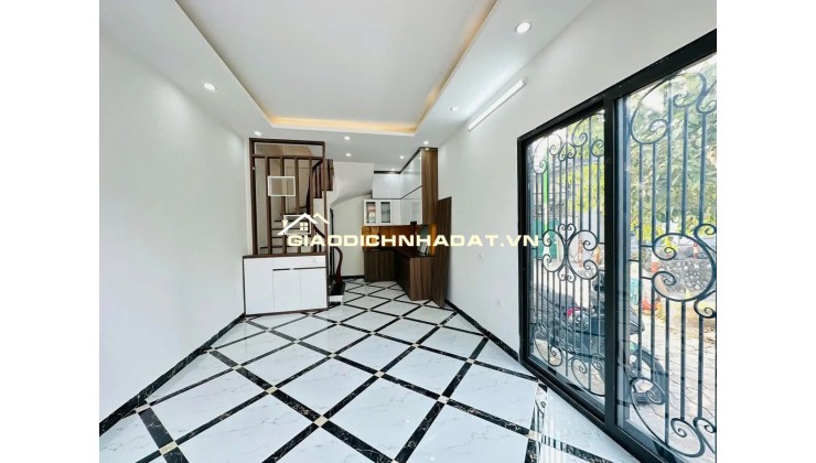 Bán nhà Trương Định 30m2 x 5 tầng. Ngõ thông, trước nhà có sân thoáng, ở sướng.