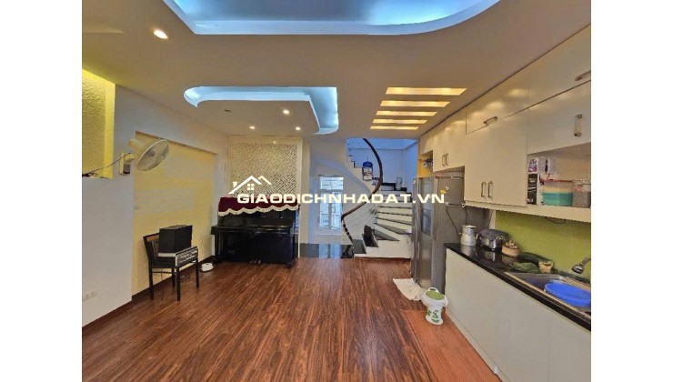 SIÊU PHẨM CHDV CỰC HIẾM KHU CHÙA HÀ - ANH EM MẶT PHỐ - Ô TÔ TRÁNH DỪNG ĐỖ TRƯỚC NHÀ - MẤY BƯỚC CHÂN RA VÒNG XUYẾN - 11 PHÒNG KHÉP KÍN - DOANH THU
