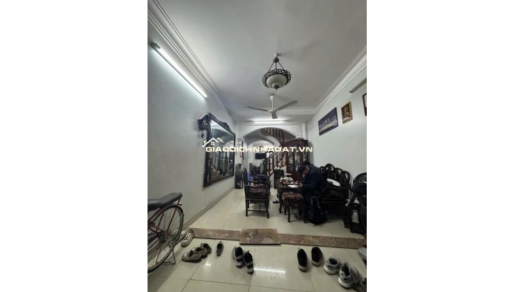 Phố Lê Thanh Nghị DT 43m x 4 tầng. Trung tâm quận, gần phố, nhà đẹp ở ngay, full nội thất