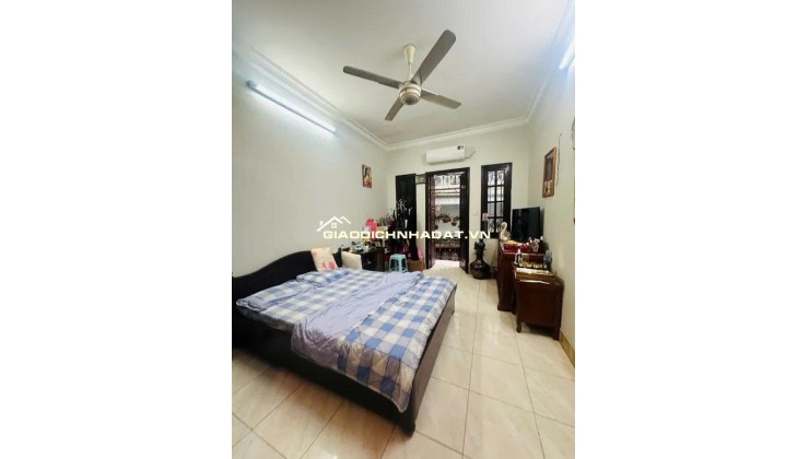 Phố Lê Thanh Nghị DT 43m x 4 tầng. Trung tâm quận, gần phố, nhà đẹp ở ngay, full nội thất