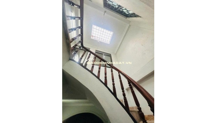 Phố Lê Thanh Nghị DT 43m x 4 tầng. Trung tâm quận, gần phố, nhà đẹp ở ngay, full nội thất