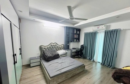 Nhà Lạc Long Quân! Diện tích 32m, 5 tầng, mặt tiền 5m!
