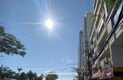 Bán Khách Sạn 4* Mặt Tiền đường Trần Phú - Lộc Thọ-Nha Trang - ks Mới Toanh Đang hoạt động tốt. 
DT: 150m2 ngang 10m
Giá bán: 250Tỷ (tl)
Vui lòng
