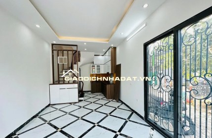 Bán nhà Trương Định 30m2 x 5 tầng. Ngõ thông, trước nhà có sân thoáng, ở sướng.