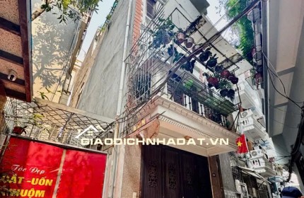 Phố Lê Thanh Nghị DT 43m x 4 tầng. Trung tâm quận, gần phố, nhà đẹp ở ngay, full nội thất