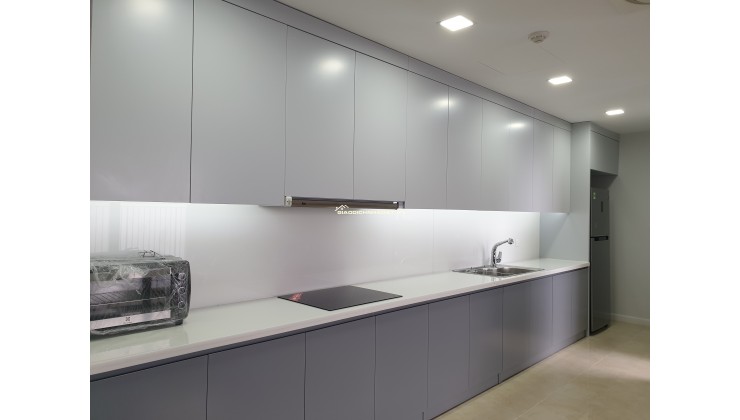 Chủ nước ngoài cần bán căn 2 ngủ rộng dt 75m2, các phòng đều view hồ điều hòa, tầng trung tòa C3 - D'Capitale, giá đầu tư