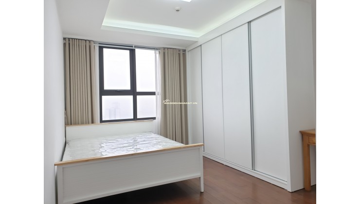Chủ nước ngoài cần bán căn 2 ngủ rộng dt 75m2, các phòng đều view hồ điều hòa, tầng trung tòa C3 - D'Capitale, giá đầu tư