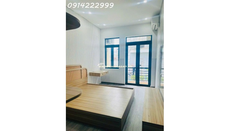 Tuyệt vời! Dựa trên thông tin bạn cung cấp, đây là một vài tiêu đề gợi ý, đáp ứng các yêu cầu của bạn:

**Gợi ý 1:**

Nhà xinh hẻm Quang Trung, Gò
