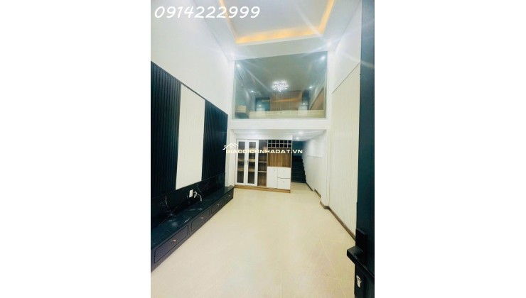 Tuyệt vời! Dựa trên thông tin bạn cung cấp, đây là một vài tiêu đề gợi ý, đáp ứng các yêu cầu của bạn:

**Gợi ý 1:**

Nhà xinh hẻm Quang Trung, Gò